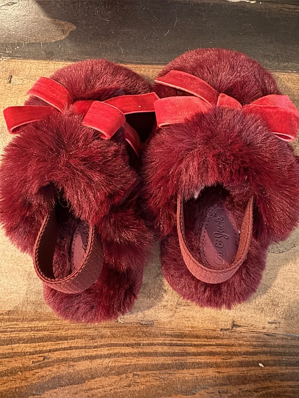 Cat and jack faux fur bow slippers